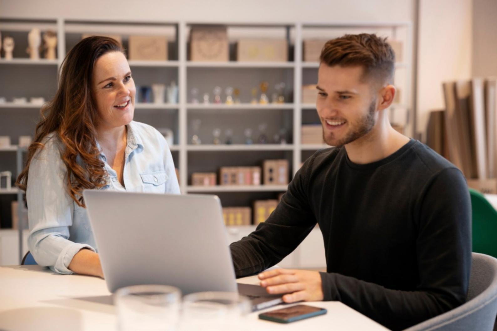 Trader analysiert Marktdaten am Computer