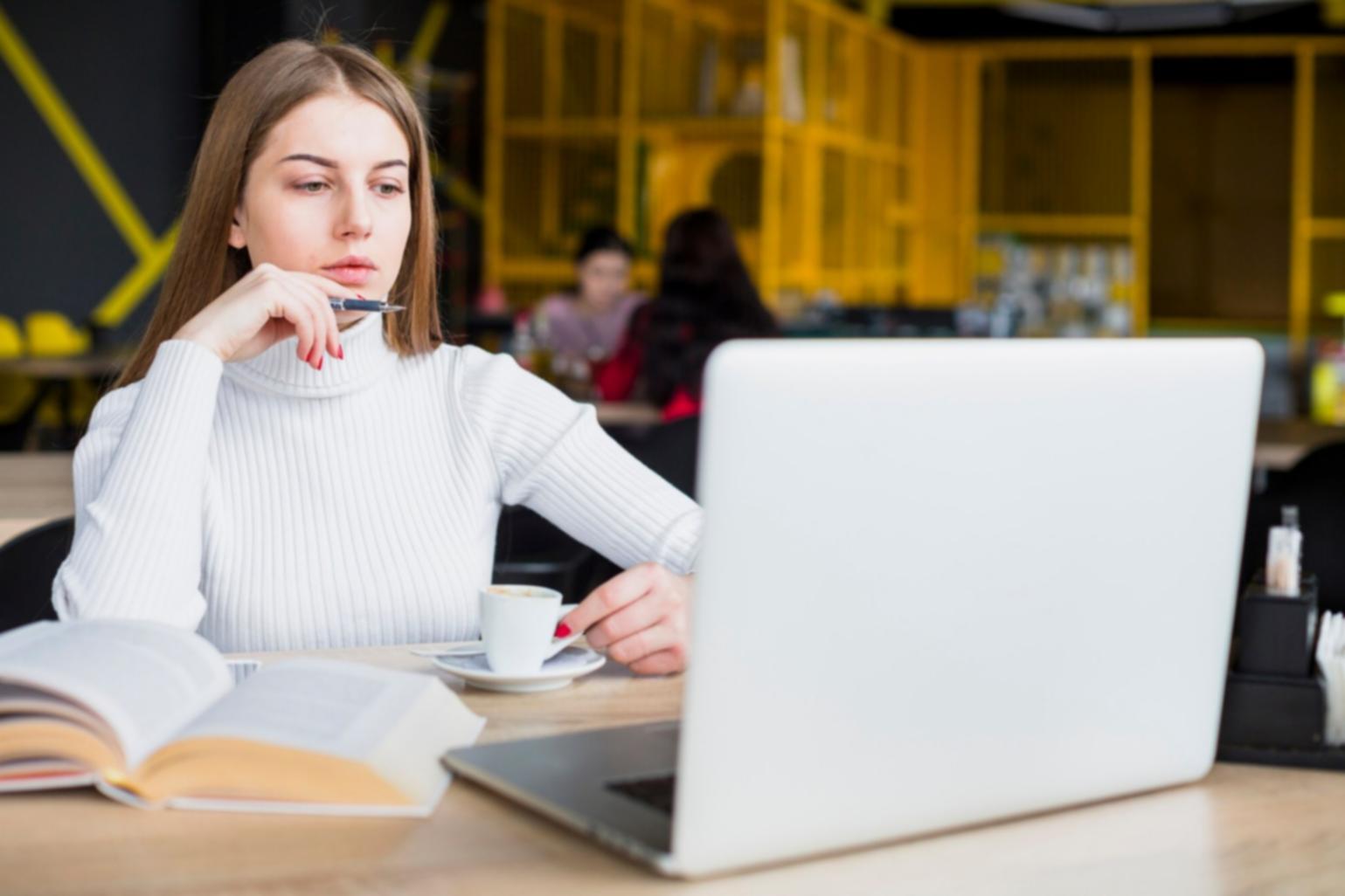 Konzentrierter Trader bei der Marktanalyse