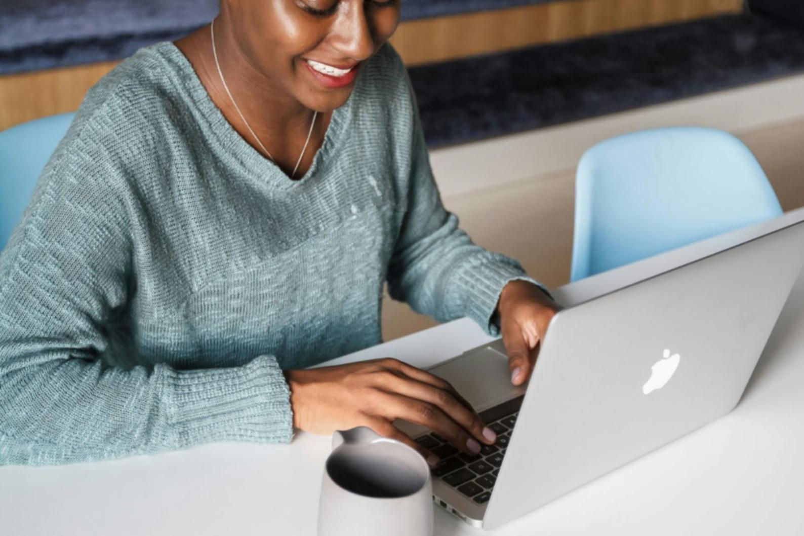 Professioneller Arbeitsplatz mit modernen Finanztools und Analysediagrammen